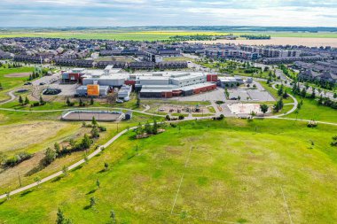 Saskatoon 'daki Willowgrove mahallesinin hava zarafeti, modern evlerin uyumlu etkileşimini ve Saskatchewan yeşilliğini sunar.