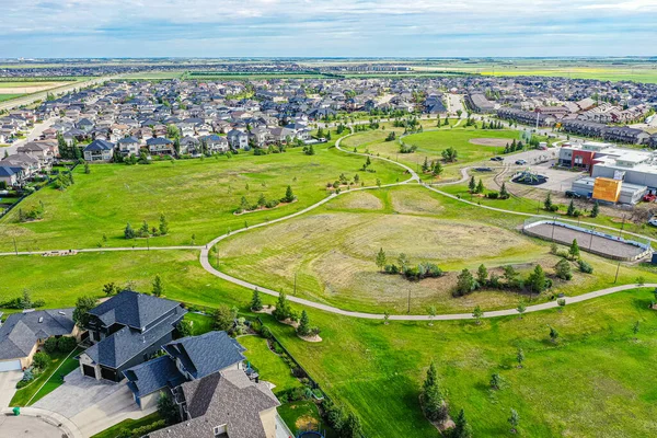 Saskatoon 'daki Willowgrove mahallesinin hava zarafeti, modern evlerin uyumlu etkileşimini ve Saskatchewan yeşilliğini sunar.