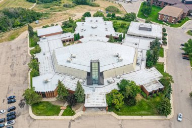 Saskatoon 'daki Stonebridge semtinin çarpıcı hava tasviri, Saskatchewan' ın yeşil alanlarının nazik kucaklamalarıyla çağdaş kentsel yerleşimi birleştiriyor