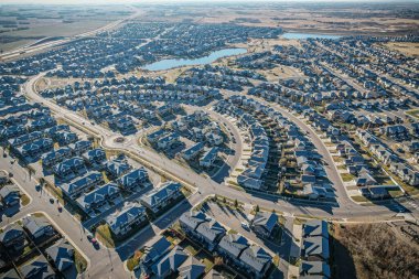 Saskatoon 'daki Stonebridge semtinin çarpıcı hava tasviri, Saskatchewan' ın yeşil alanlarının nazik kucaklamalarıyla çağdaş kentsel yerleşimi birleştiriyor