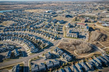 Saskatoon 'daki Stonebridge semtinin çarpıcı hava tasviri, Saskatchewan' ın yeşil alanlarının nazik kucaklamalarıyla çağdaş kentsel yerleşimi birleştiriyor