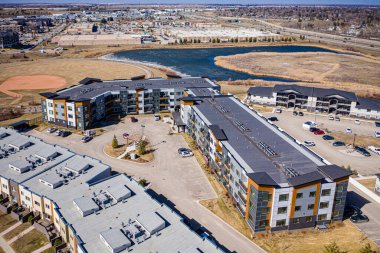 Saskatoon 'daki Stonebridge semtinin çarpıcı hava tasviri, Saskatchewan' ın yeşil alanlarının nazik kucaklamalarıyla çağdaş kentsel yerleşimi birleştiriyor