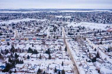 Saskatoon 'daki Silverwood Tepeleri' nin hava manzarası Saskatchewan 'ın engin ve yeşil manzaraları arasında banliyö zarafetinin hikayesini dokuyor.