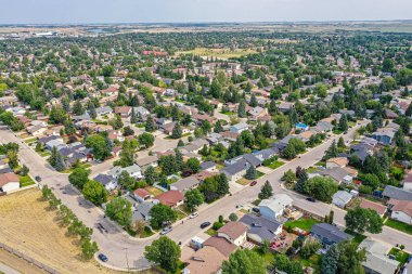 Saskatoon 'daki Silverwood Tepeleri' nin hava manzarası Saskatchewan 'ın engin ve yeşil manzaraları arasında banliyö zarafetinin hikayesini dokuyor.