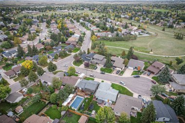 Saskatoon 'daki Silverwood Tepeleri' nin hava manzarası Saskatchewan 'ın engin ve yeşil manzaraları arasında banliyö zarafetinin hikayesini dokuyor.