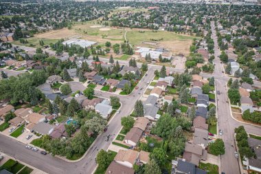 Saskatoon 'daki Silverwood Tepeleri' nin hava manzarası Saskatchewan 'ın engin ve yeşil manzaraları arasında banliyö zarafetinin hikayesini dokuyor.