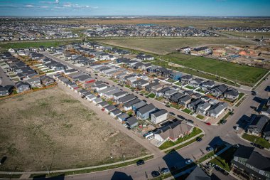Kuşbakışı manzara Evergreen 'in ahenkli bir harmanını yakalıyor şehir tasarımı ve bereketli manzaralar Saskatoonlar' ın eşsiz bir portresini çiziyor..