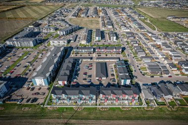 Kuşbakışı manzara Evergreen 'in ahenkli bir harmanını yakalıyor şehir tasarımı ve bereketli manzaralar Saskatoonlar' ın eşsiz bir portresini çiziyor..