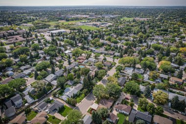 Saskatoon 'daki Breevort Parkı' nın yükseltilmiş manzarası, Saskatchewan 'ın kendine has güzelliğiyle banliyö yaşamının bir duvar halısını birleştiriyor.