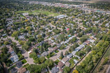 Saskatoon 'daki Breevort Parkı' nın yükseltilmiş manzarası, Saskatchewan 'ın kendine has güzelliğiyle banliyö yaşamının bir duvar halısını birleştiriyor.