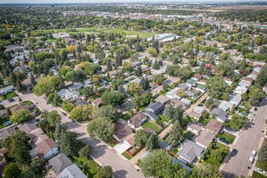 Saskatoon 'daki Breevort Parkı' nın yükseltilmiş manzarası, Saskatchewan 'ın kendine has güzelliğiyle banliyö yaşamının bir duvar halısını birleştiriyor.