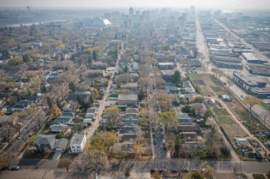 Saskatoon 'daki şehir parkına doğru bir bakış, kentsel yaşam ve park sükunetinin canlı bir karışımını vurguluyor, Saskatchewans' ın geniş ufkunun zeminine kuruluyor.