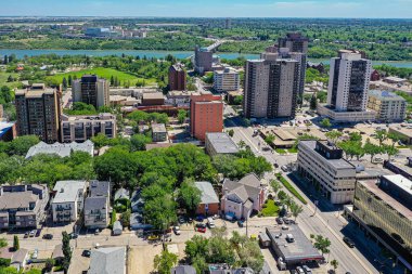 Saskatoon 'daki şehir parkına doğru bir bakış, kentsel yaşam ve park sükunetinin canlı bir karışımını vurguluyor, Saskatchewans' ın geniş ufkunun zeminine kuruluyor.