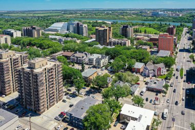 Saskatoon 'daki şehir parkına doğru bir bakış, kentsel yaşam ve park sükunetinin canlı bir karışımını vurguluyor, Saskatchewans' ın geniş ufkunun zeminine kuruluyor.