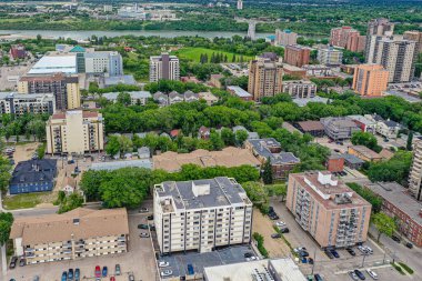 Saskatoon 'daki şehir parkına doğru bir bakış, kentsel yaşam ve park sükunetinin canlı bir karışımını vurguluyor, Saskatchewans' ın geniş ufkunun zeminine kuruluyor.