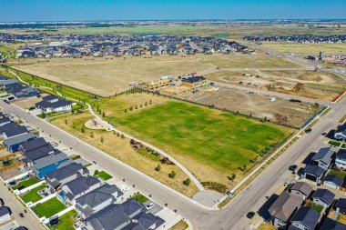 Kuşbakışı manzara Evergreen 'in ahenkli bir harmanını yakalıyor şehir tasarımı ve bereketli manzaralar Saskatoonlar' ın eşsiz bir portresini çiziyor..