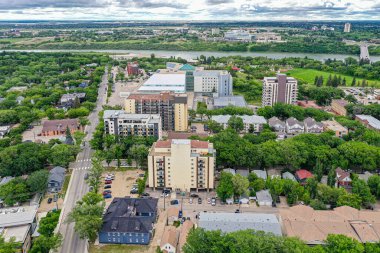 Saskatoon 'daki şehir parkına doğru bir bakış, kentsel yaşam ve park sükunetinin canlı bir karışımını vurguluyor, Saskatchewans' ın geniş ufkunun zeminine kuruluyor.
