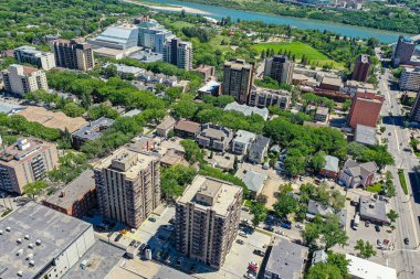 Saskatoon 'daki şehir parkına doğru bir bakış, kentsel yaşam ve park sükunetinin canlı bir karışımını vurguluyor, Saskatchewans' ın geniş ufkunun zeminine kuruluyor.