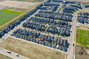 Kuşbakışı manzara Evergreen 'in ahenkli bir harmanını yakalıyor şehir tasarımı ve bereketli manzaralar Saskatoonlar' ın eşsiz bir portresini çiziyor..