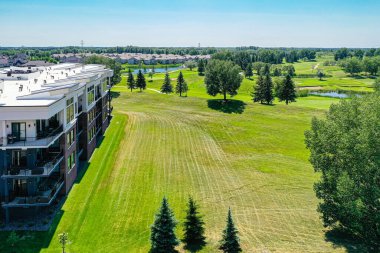 Saskatoon 'daki söğütlerin büyüleyici manzarası Saskatchewan' ın engin ve pitoresk manzarasının ortasındaki bu enklavın lüks genişliğini vurguluyor.