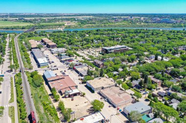 Saskatoon 'daki şehir parkına doğru bir bakış, kentsel yaşam ve park sükunetinin canlı bir karışımını vurguluyor, Saskatchewans' ın geniş ufkunun zeminine kuruluyor.