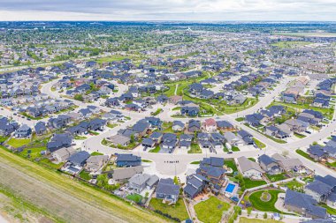 Willowgrove, Saskatoon, SK 'nin hava görüntüleri modern evlerini, karmaşık yollarını ve yemyeşil parklarını gözler önüne seriyor. Aile merkezli yaşamın yankılandığı bir mahalle. Kentsel planlama ve emlak için ideal.