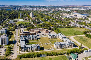 Varsity View 'ın üzerine çıkan Saskatoon mahallesi üniversite hayatına yakınlığıyla kutlandı. İnsansız hava aracı görüntülerinde konut alanları, akademik binalar ve yemyeşil parklar yer alıyor..