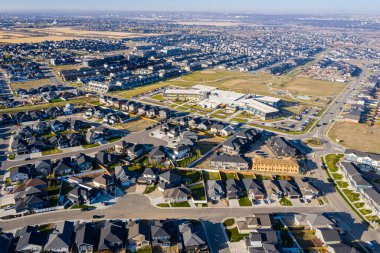 Evergreen, Saskatoon, SK 'nin hava görüntüleri, ağaçlık sokakları, modern evleri ve yeşil alanları aydınlatıyor. Huzurlu bir mahalle portresi, emlak ve şehir planlaması için ideal..
