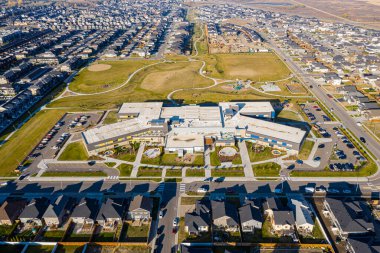 Evergreen, Saskatoon, SK 'nin hava görüntüleri, ağaçlık sokakları, modern evleri ve yeşil alanları aydınlatıyor. Huzurlu bir mahalle portresi, emlak ve şehir planlaması için ideal..