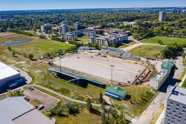 Saskatchewan Üniversitesi 'nin üzerinde süzülen bu dron görüntüsü kampüsün mimari ihtişamını ve akmakta olan Güney Saskatchewan Nehri' ni yakalayarak eğitim ve yenilik mirasını çerçevelemektedir..