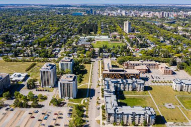 Varsity View 'ın üzerine çıkan Saskatoon mahallesi üniversite hayatına yakınlığıyla kutlandı. İnsansız hava aracı görüntülerinde konut alanları, akademik binalar ve yemyeşil parklar yer alıyor..
