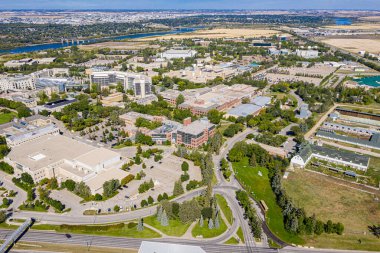 Saskatchewan Üniversitesi 'nin üzerinde süzülen bu dron görüntüsü kampüsün mimari ihtişamını ve akmakta olan Güney Saskatchewan Nehri' ni yakalayarak eğitim ve yenilik mirasını çerçevelemektedir..