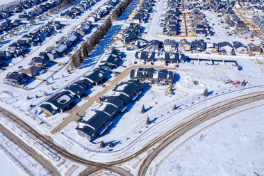 Evergreen, Saskatoon, SK 'nin hava görüntüleri, ağaçlık sokakları, modern evleri ve yeşil alanları aydınlatıyor. Huzurlu bir mahalle portresi, emlak ve şehir planlaması için ideal..