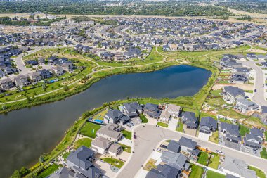 Stonebridge, Saskatoon, SK, Kanada 'nın hava manzarası. Görüntü, modern kentsel yerleşim yerlerini, yerleşim alanlarını ve yolları birleştirmeyi vurguluyor. Şehir manzaraları için ideal.