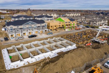 Stonebridge, Saskatoon, SK, Kanada 'nın hava manzarası. Görüntü, modern kentsel yerleşim yerlerini, yerleşim alanlarını ve yolları birleştirmeyi vurguluyor. Şehir manzaraları için ideal.