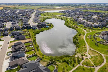 Stonebridge, Saskatoon, SK, Kanada 'nın hava manzarası. Görüntü, modern kentsel yerleşim yerlerini, yerleşim alanlarını ve yolları birleştirmeyi vurguluyor. Şehir manzaraları için ideal.