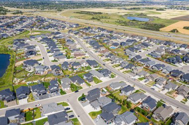 Stonebridge, Saskatoon, SK, Kanada 'nın hava manzarası. Görüntü, modern kentsel yerleşim yerlerini, yerleşim alanlarını ve yolları birleştirmeyi vurguluyor. Şehir manzaraları için ideal.