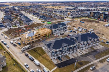 Stonebridge, Saskatoon, SK, Kanada 'nın hava manzarası. Görüntü, modern kentsel yerleşim yerlerini, yerleşim alanlarını ve yolları birleştirmeyi vurguluyor. Şehir manzaraları için ideal.