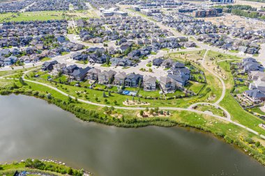 Stonebridge, Saskatoon, SK, Kanada 'nın hava manzarası. Görüntü, modern kentsel yerleşim yerlerini, yerleşim alanlarını ve yolları birleştirmeyi vurguluyor. Şehir manzaraları için ideal.