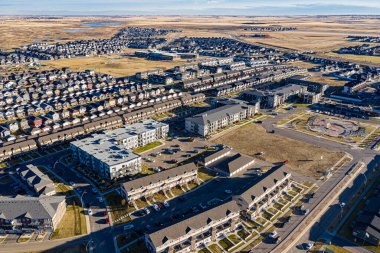 Evergreen, Saskatoon, SK 'nin hava görüntüleri, ağaçlık sokakları, modern evleri ve yeşil alanları aydınlatıyor. Huzurlu bir mahalle portresi, emlak ve şehir planlaması için ideal..