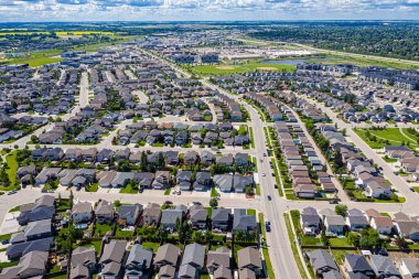 Stonebridge, Saskatoon, SK, Kanada 'nın hava manzarası. Görüntü, modern kentsel yerleşim yerlerini, yerleşim alanlarını ve yolları birleştirmeyi vurguluyor. Şehir manzaraları için ideal.