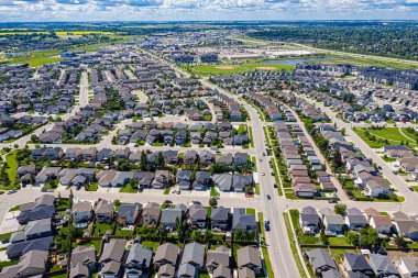 Stonebridge, Saskatoon, SK, Kanada 'nın hava manzarası. Görüntü, modern kentsel yerleşim yerlerini, yerleşim alanlarını ve yolları birleştirmeyi vurguluyor. Şehir manzaraları için ideal.