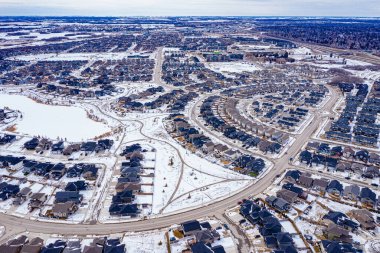 Stonebridge, Saskatoon, SK, Kanada 'nın hava manzarası. Görüntü, modern kentsel yerleşim yerlerini, yerleşim alanlarını ve yolları birleştirmeyi vurguluyor. Şehir manzaraları için ideal.