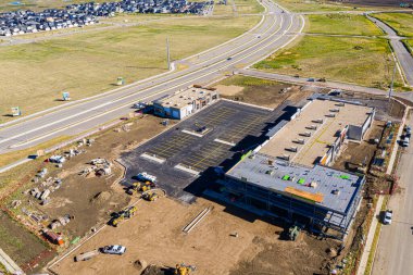 Evergreen, Saskatoon, SK 'nin hava görüntüleri, ağaçlık sokakları, modern evleri ve yeşil alanları aydınlatıyor. Huzurlu bir mahalle portresi, emlak ve şehir planlaması için ideal..