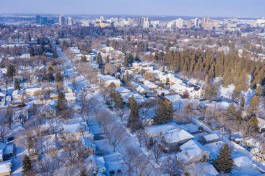 Varsity View 'ın üzerine çıkan Saskatoon mahallesi üniversite hayatına yakınlığıyla kutlandı. İnsansız hava aracı görüntülerinde konut alanları, akademik binalar ve yemyeşil parklar yer alıyor..