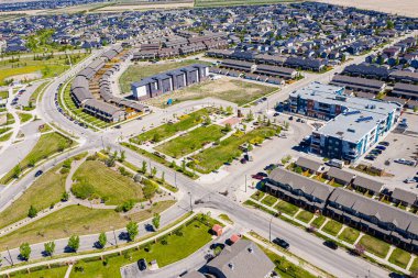Willowgrove, Saskatoon, SK 'nin hava görüntüleri modern evlerini, karmaşık yollarını ve yemyeşil parklarını gözler önüne seriyor. Aile merkezli yaşamın yankılandığı bir mahalle. Kentsel planlama ve emlak için ideal.