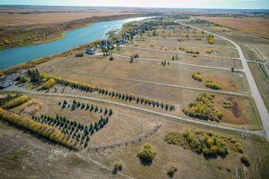 Katedral Kayalıkları Saskatoon 'un kuzeydoğusunda Wanuskewin Heritage Park yakınlarında yer alır ve Güney Saskatchewan nehir kıyısına bakar. Lüks evler nehir kıyısında..