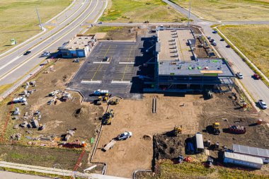 Evergreen, Saskatoon, SK 'nin hava görüntüleri, ağaçlık sokakları, modern evleri ve yeşil alanları aydınlatıyor. Huzurlu bir mahalle portresi, emlak ve şehir planlaması için ideal..