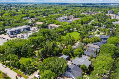 Varsity View 'ın üzerine çıkan Saskatoon mahallesi üniversite hayatına yakınlığıyla kutlandı. İnsansız hava aracı görüntülerinde konut alanları, akademik binalar ve yemyeşil parklar yer alıyor..