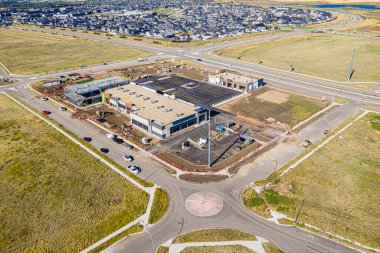 Evergreen, Saskatoon, SK 'nin hava görüntüleri, ağaçlık sokakları, modern evleri ve yeşil alanları aydınlatıyor. Huzurlu bir mahalle portresi, emlak ve şehir planlaması için ideal..